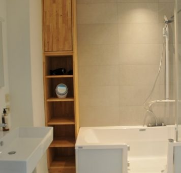 Badkamer met bad en douche, De Zilveren Maan