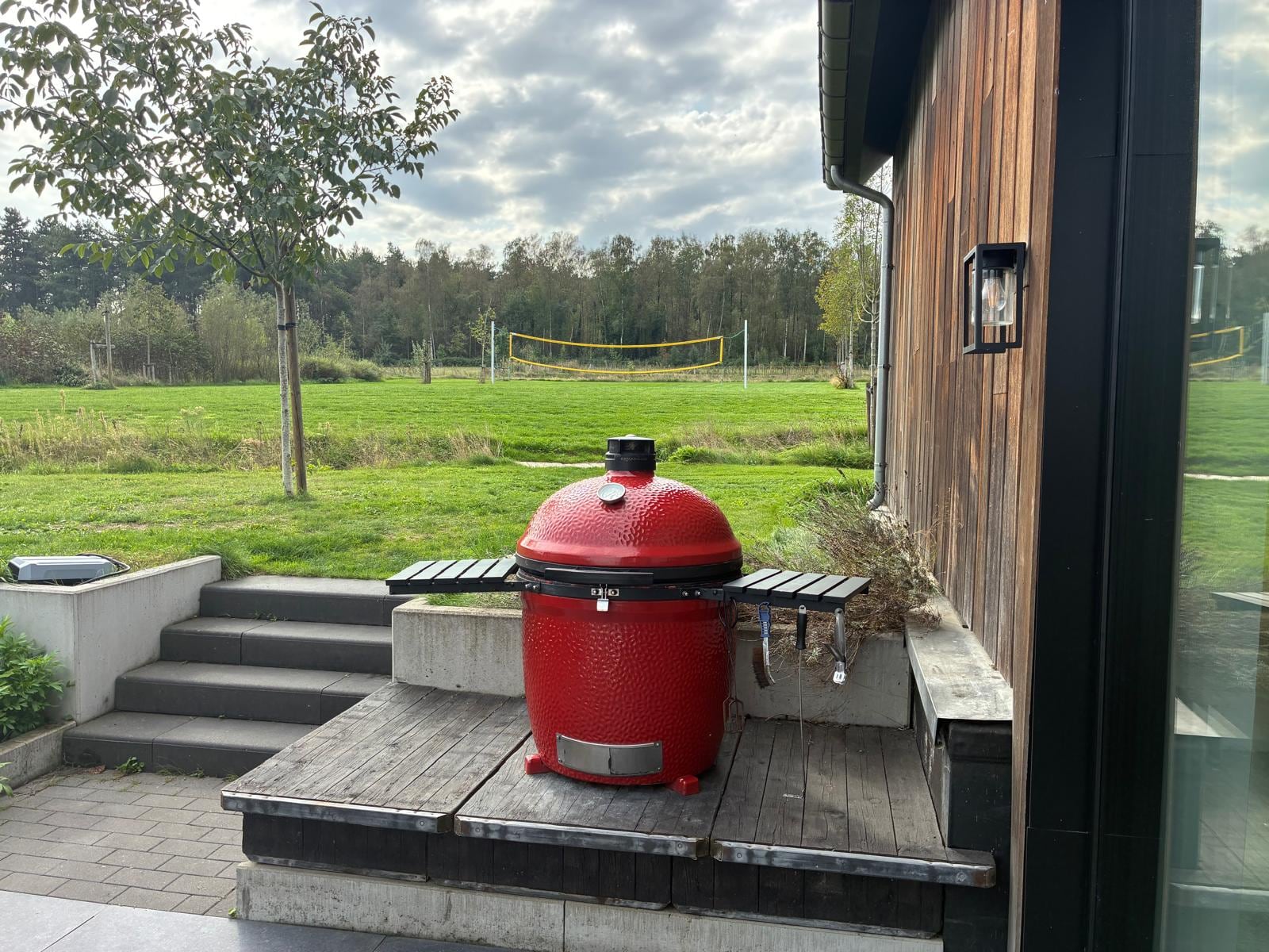 Kamado op het terras met zicht op het grasveld, De Zilveren Maan