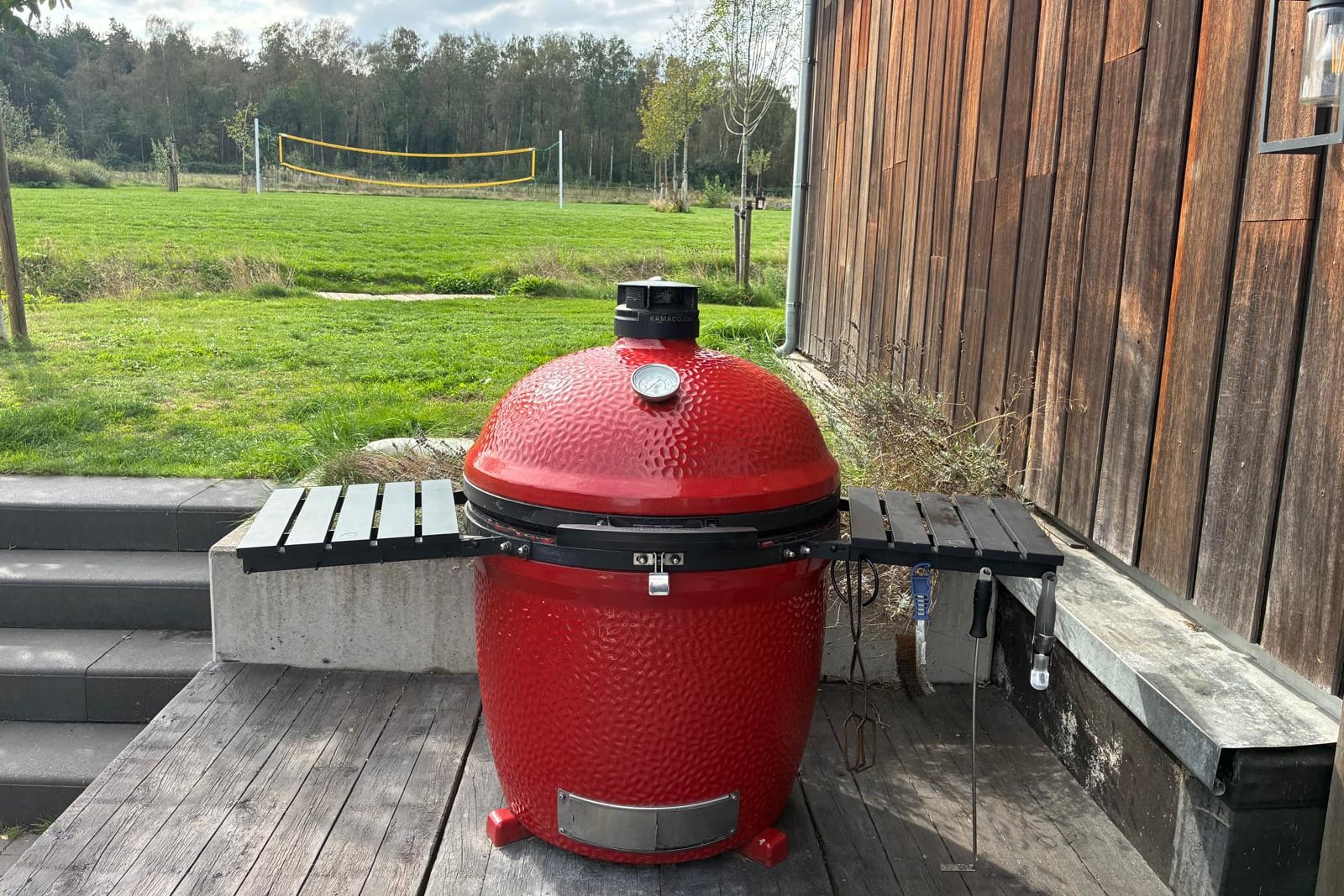 Rode kamado op het terras, De Zilveren Maan