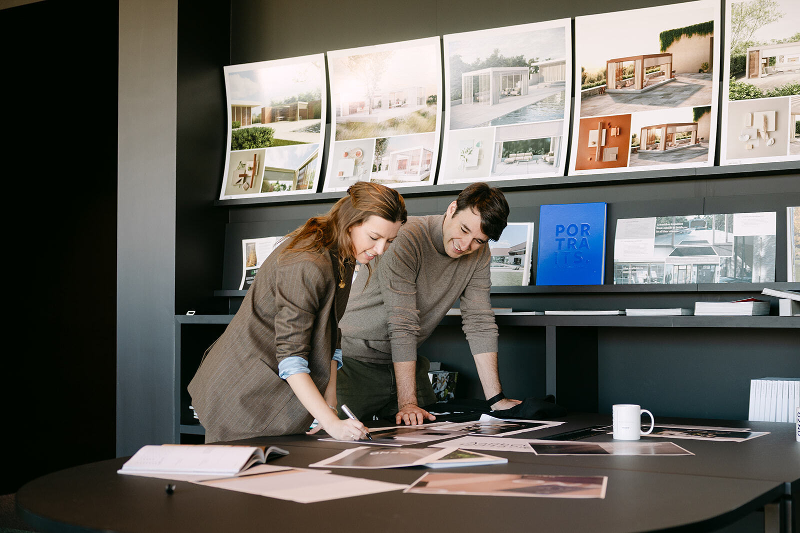 Brievenbus bij de voordeur van een moderne woning