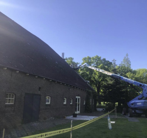 Asbestos removal from the roof of a house, site cordoned off by Credim