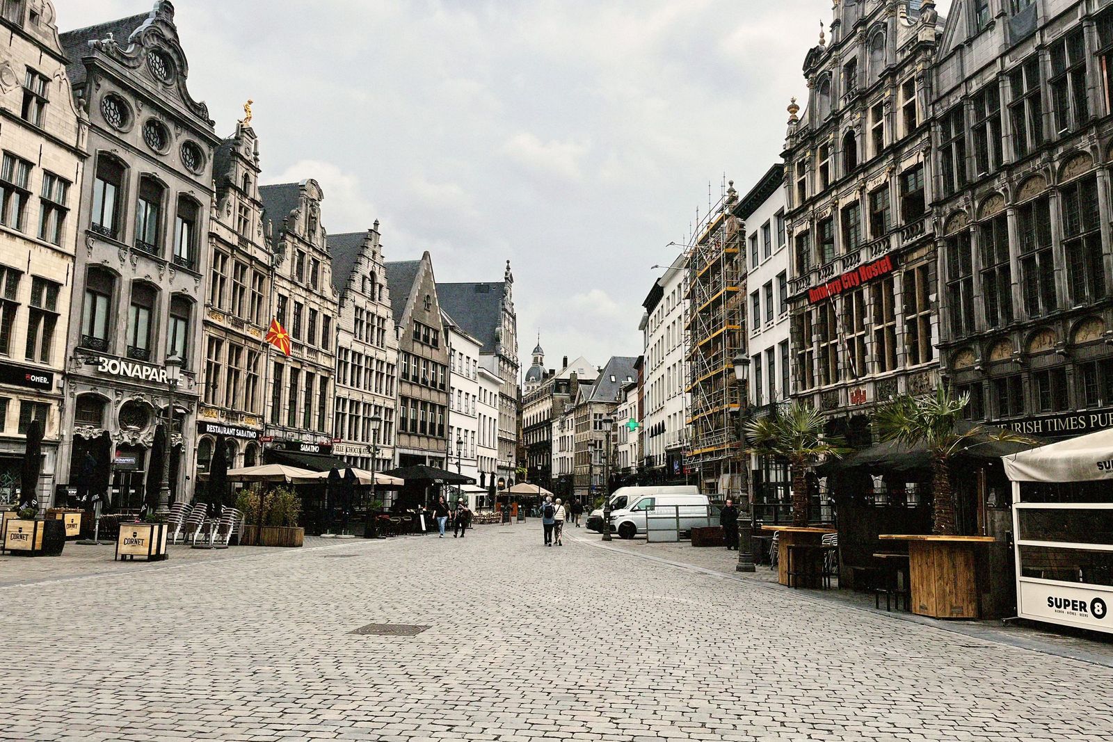 Rue pavée bordée de façades historiques à pignons à Anvers