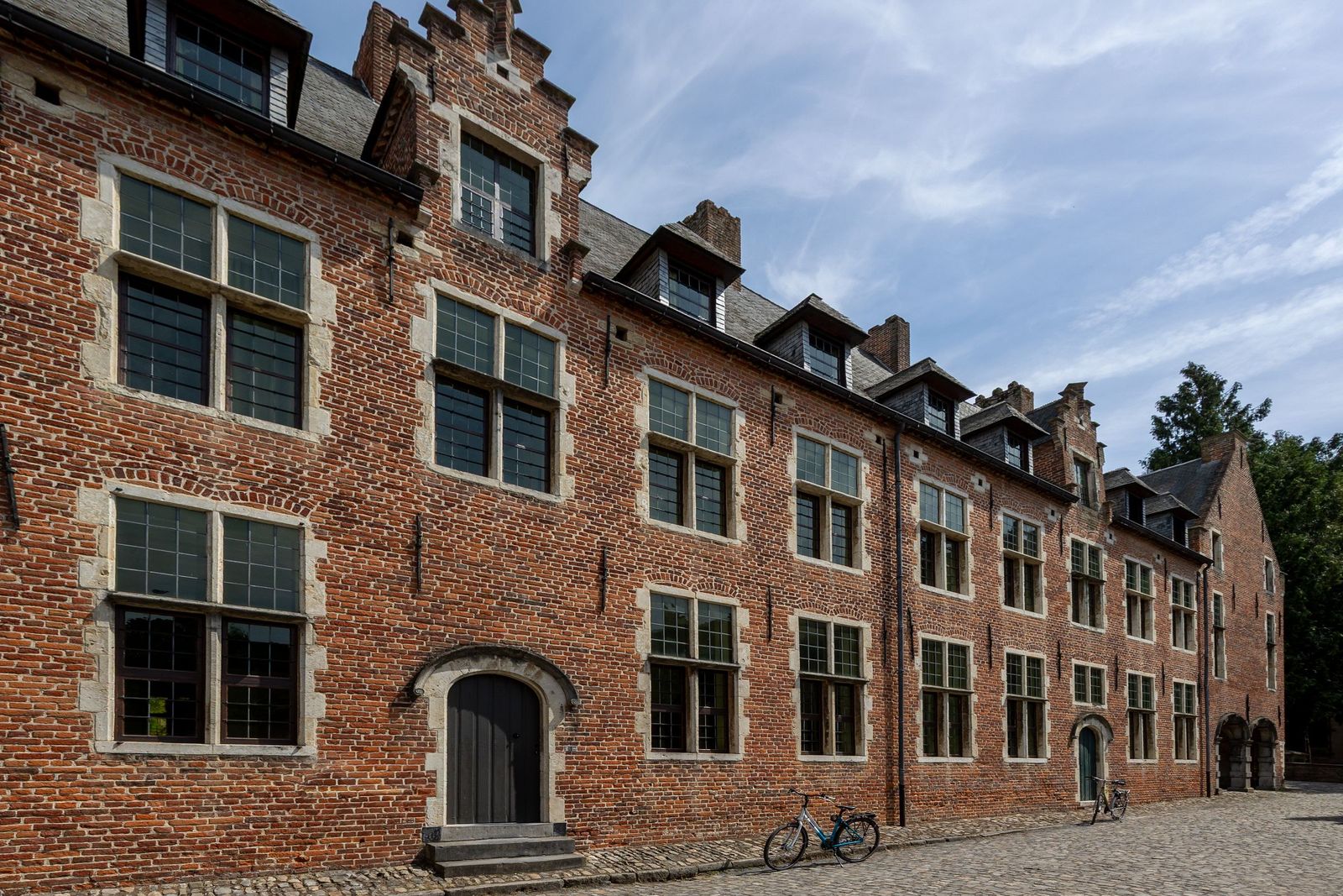 Bakstenen gebouwen met trapgevels in het Groot Begijnhof van Leuven