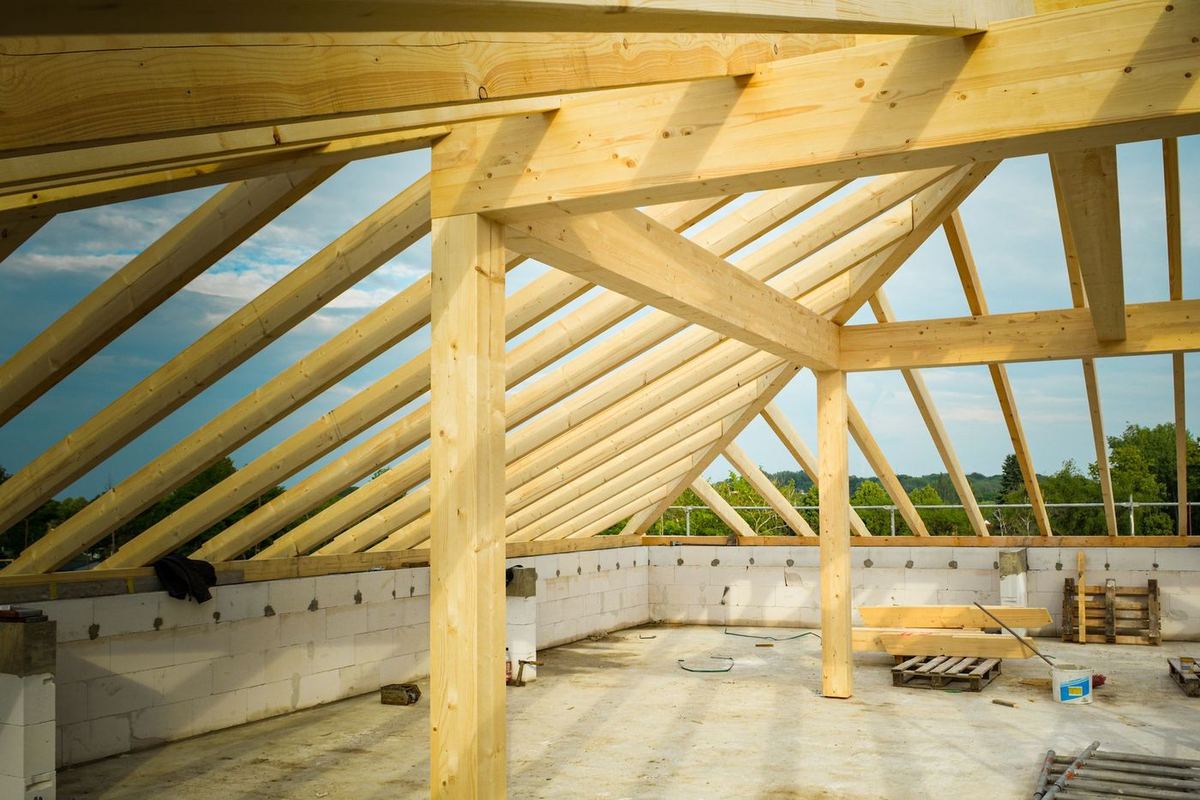 Nieuw houten dakgebinte op een gebouw in aanbouw