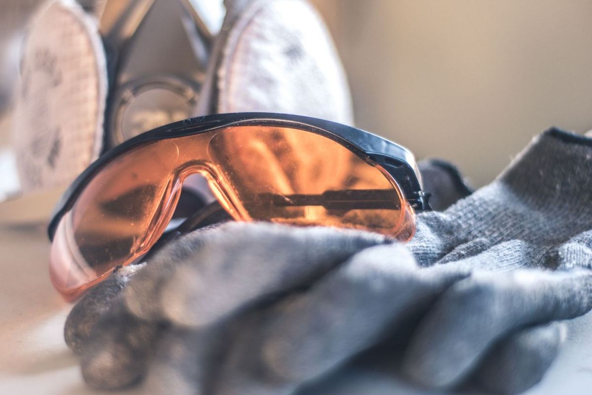 Safety glasses, work gloves and a respirator with two filters