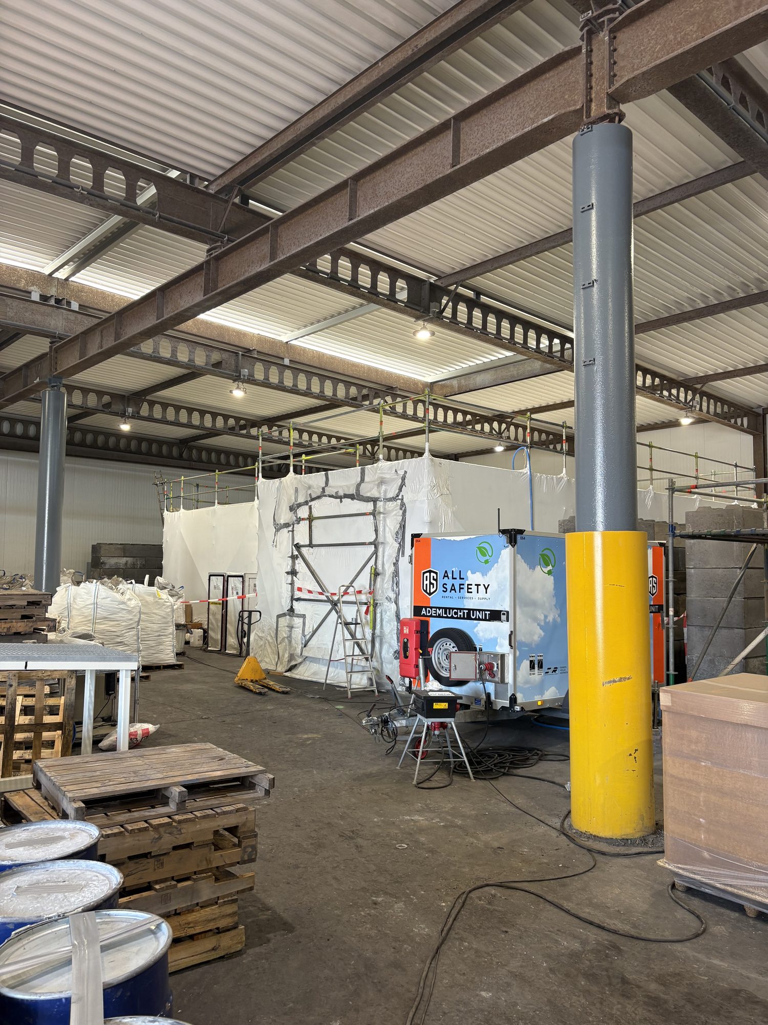 Hermetic zone with scaffolding in an industrial hall
