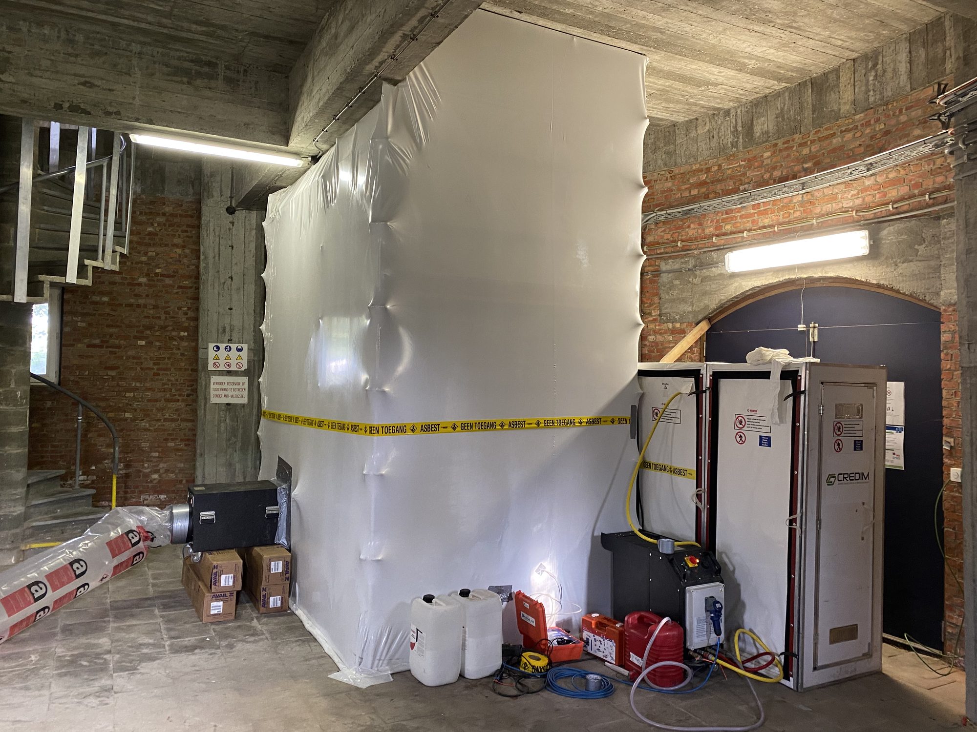 Hermetic zone for removing pipe insulation in a water tower