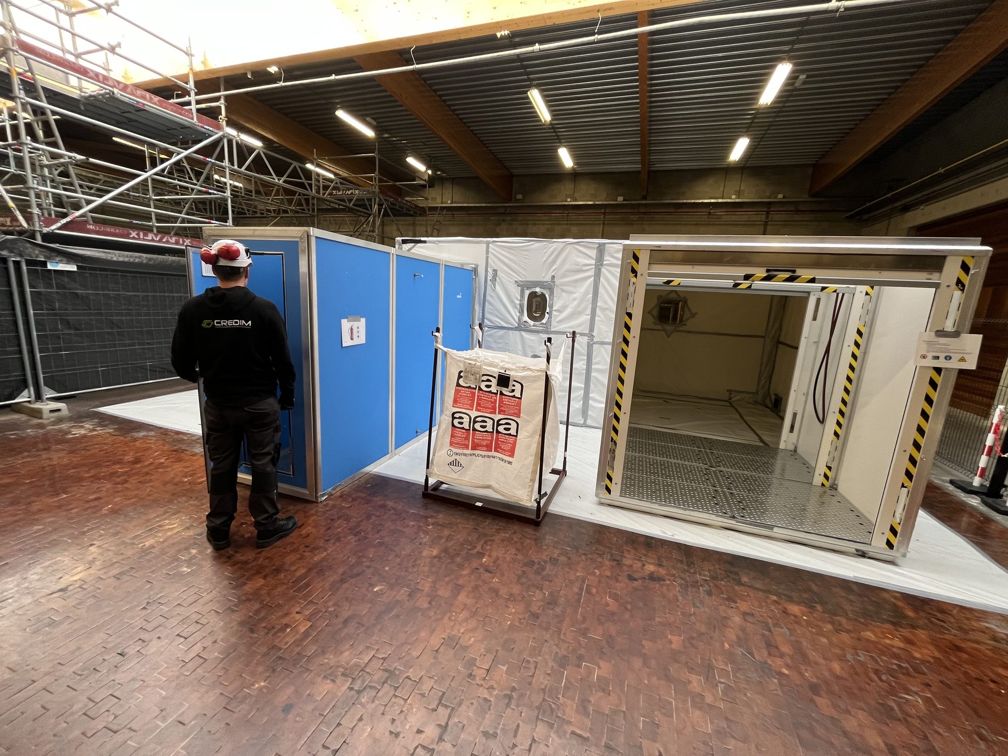 Credim worker next to an airlock while a hermetic zone is being set up