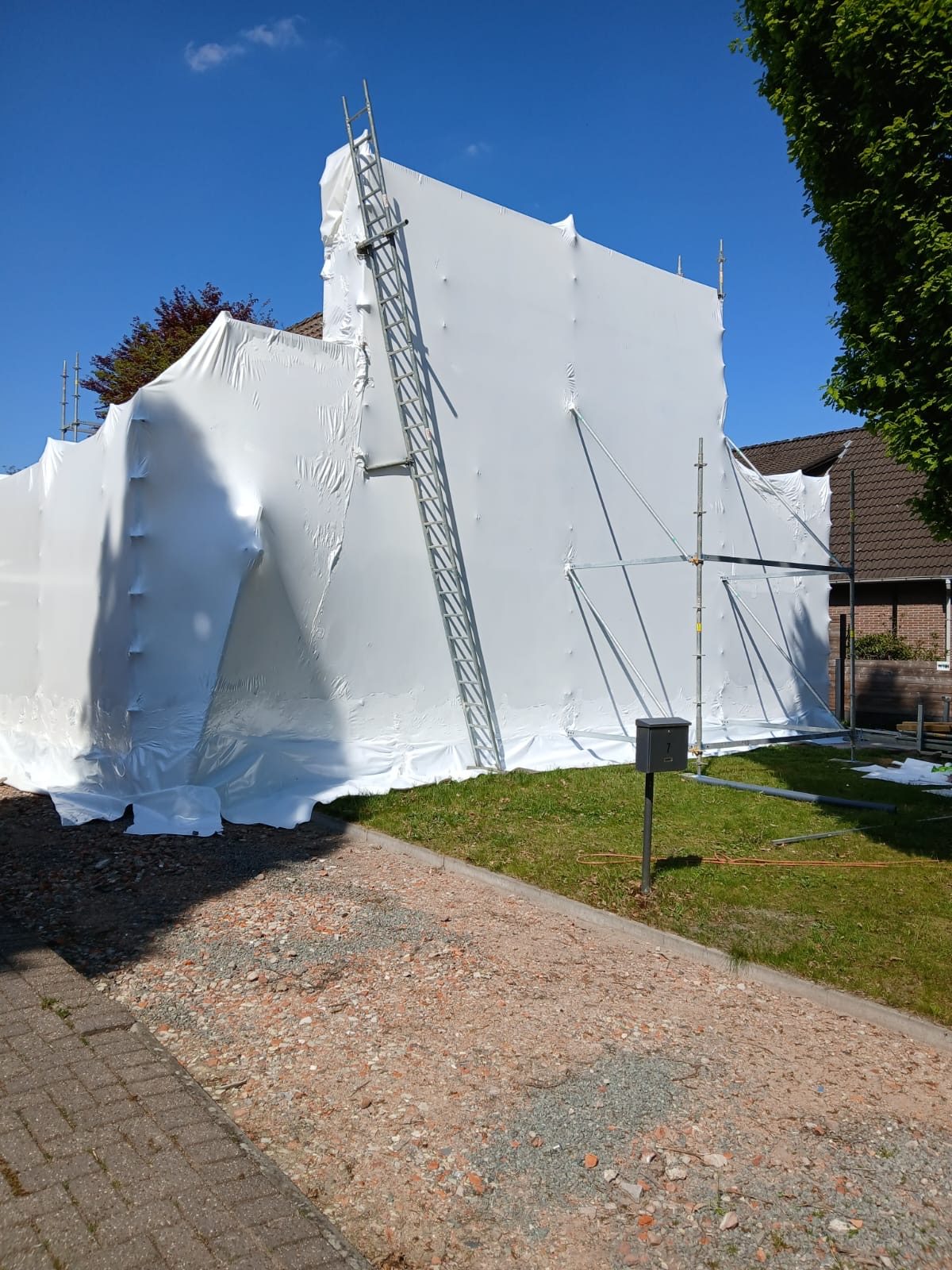 Volledige woning ingepakt in witte folie als hermetische zone