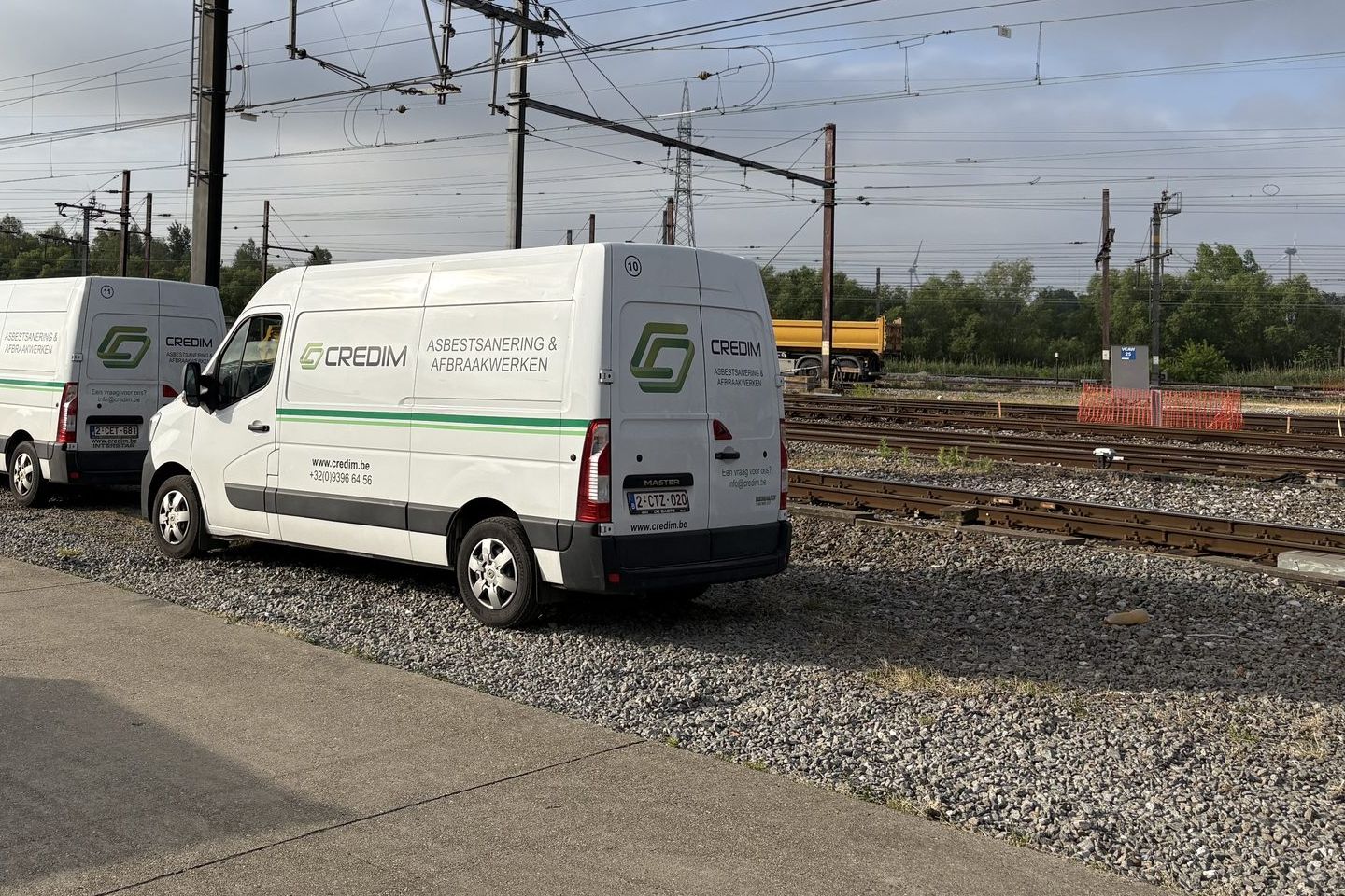 Camionnette Credim sur du gravier le long des voies ferrées, avec une deuxième camionnette derrière