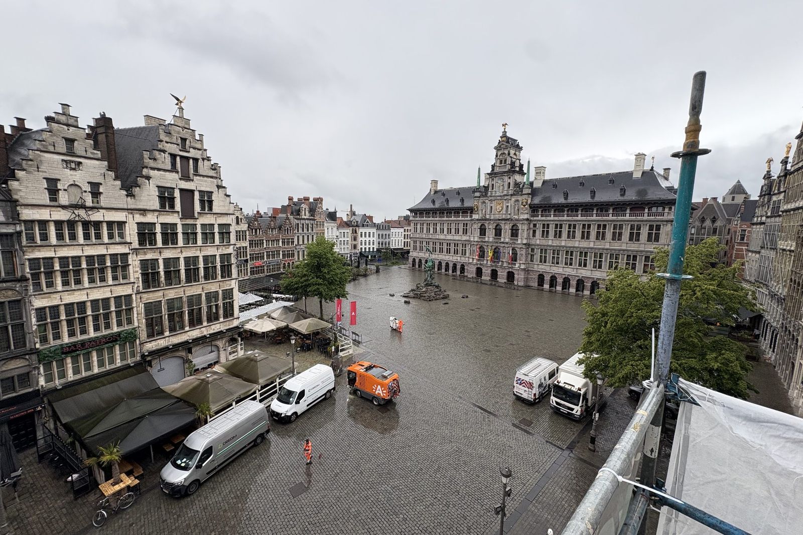 Camionnettes Credim sur la Grand-Place d'Anvers, vues depuis un échafaudage