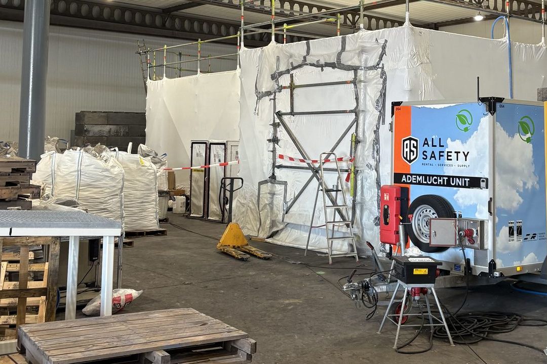 Breathing air unit and bulk bags beside a hermetic zone in an industrial hall