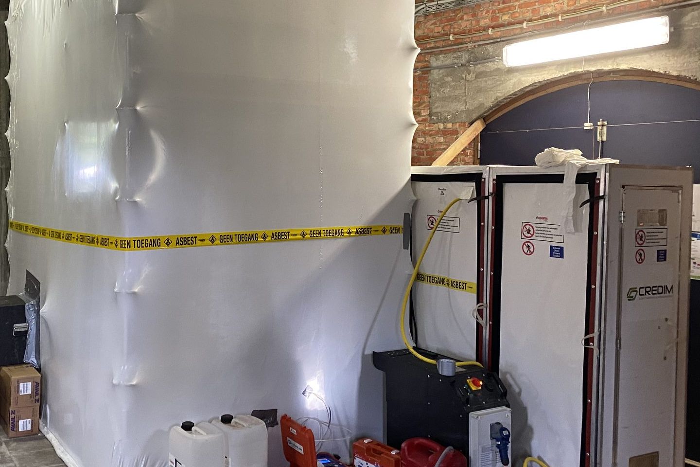 Hermetic zone marked with yellow asbestos warning tape, with Credim equipment beside it