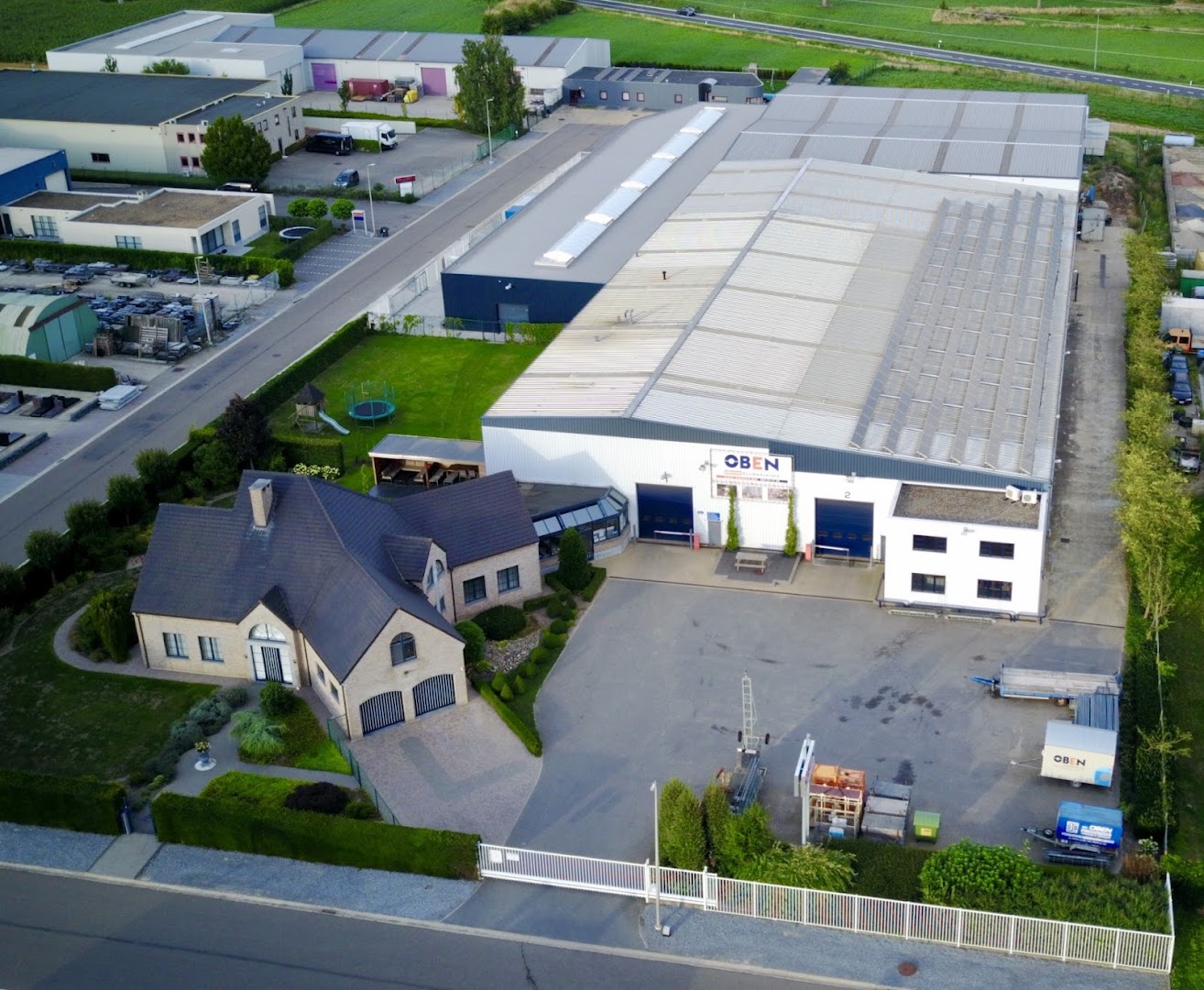 Foto van Oben Verhuur - Bouwmachines, gereedschap en aanhangwagens in Bilzen-Hoeselt — Gereedschapverhuurbedrijf