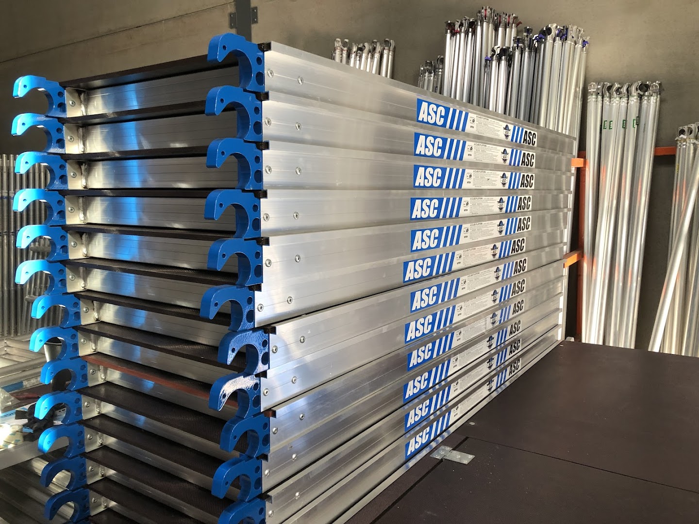 Foto van Ladder-steiger | Verdeler steigers, stellingen, rolsteigers, kamersteigers, trapladders, ladders & dakrandbeveiliging in Maaseik — Ladderleverancier