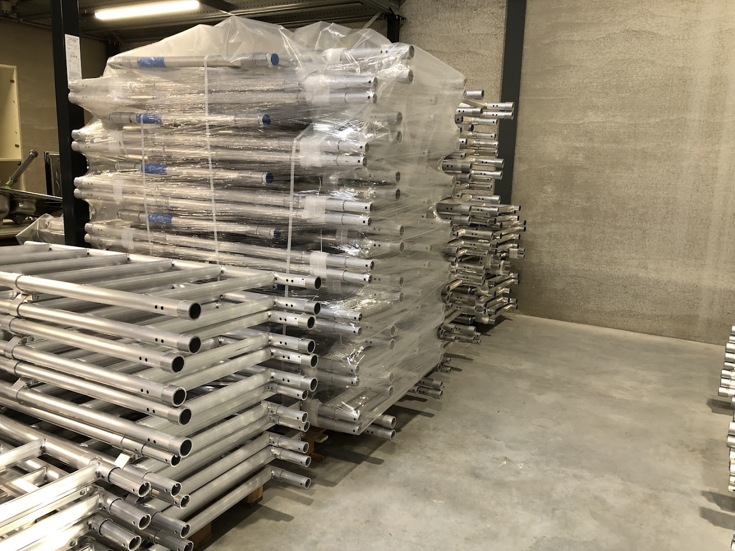Foto van Ladder-steiger | Verdeler steigers, stellingen, rolsteigers, kamersteigers, trapladders, ladders & dakrandbeveiliging in Maaseik — Ladderleverancier (foto 2)