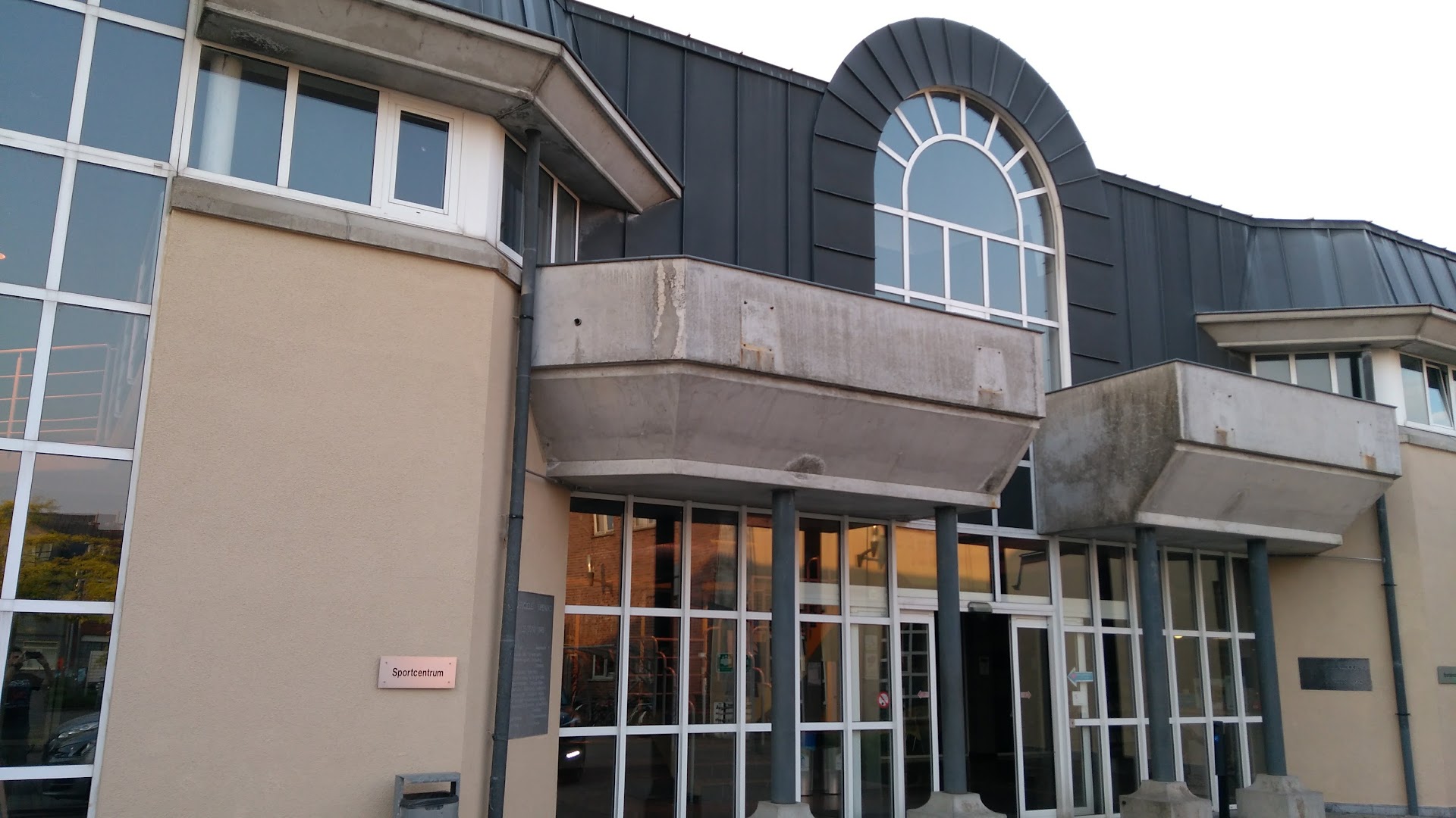 Foto van Sportcentrum De Fabriek in Sint-Lievens-Houtem — Sportcomplex (foto 1)