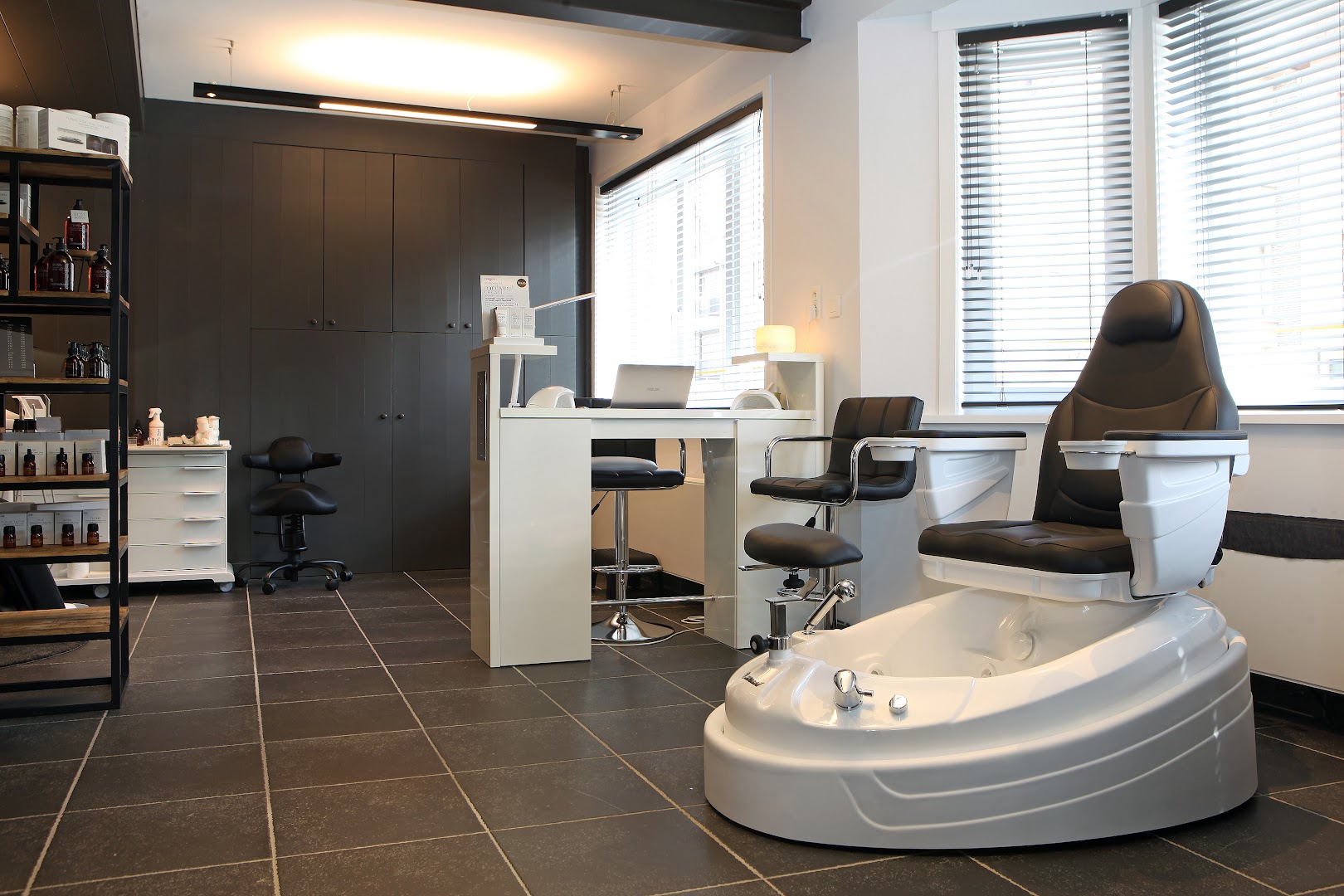 Foto van Studio Wuestenbergs - voeten - gelaat - laserontharing in Koksijde — Voetverzorging (foto 1)