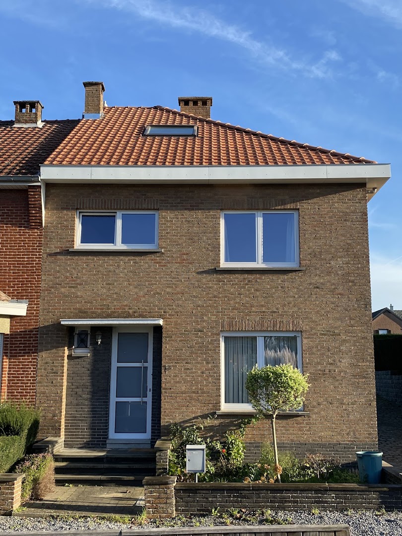 Foto van Dakwerken Van Driessche | Hellende daken, isolatie, sidings in Sint-Pieters-Leeuw — Hoofdkantoor (foto 3)