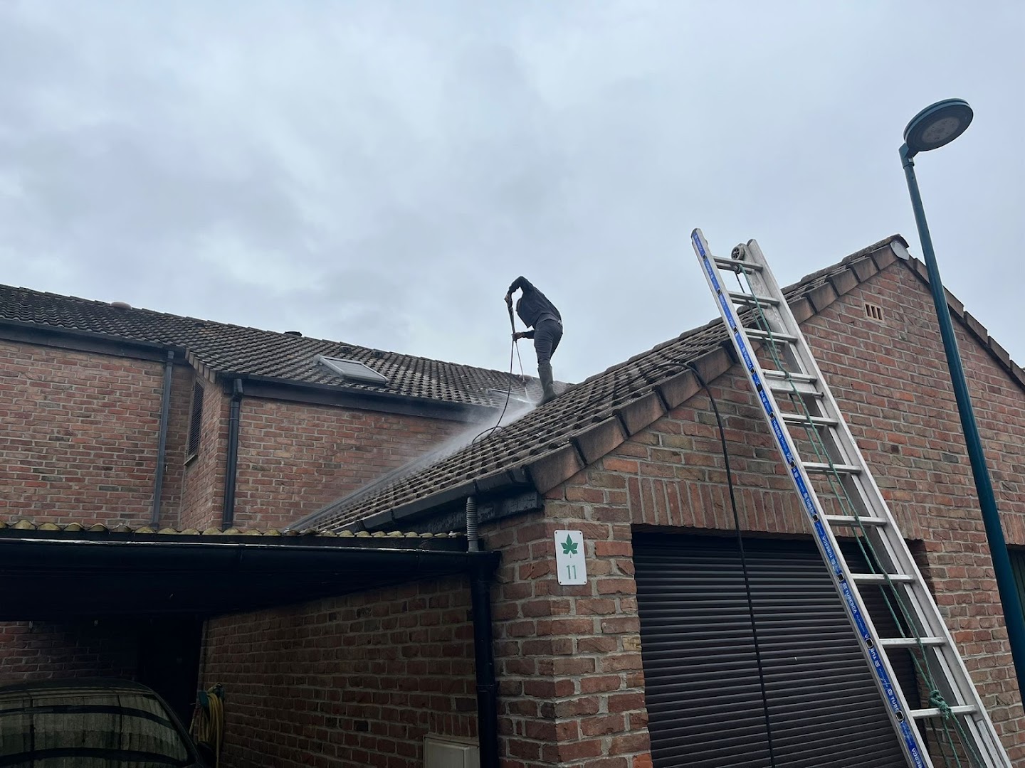 Foto van Le Compagnon Jean SRL - Entreprise de Toiture Grimbergen | Renovation Toiture | Nettoyage de Toiture in Grimbergen — Dakdekker (foto 3)