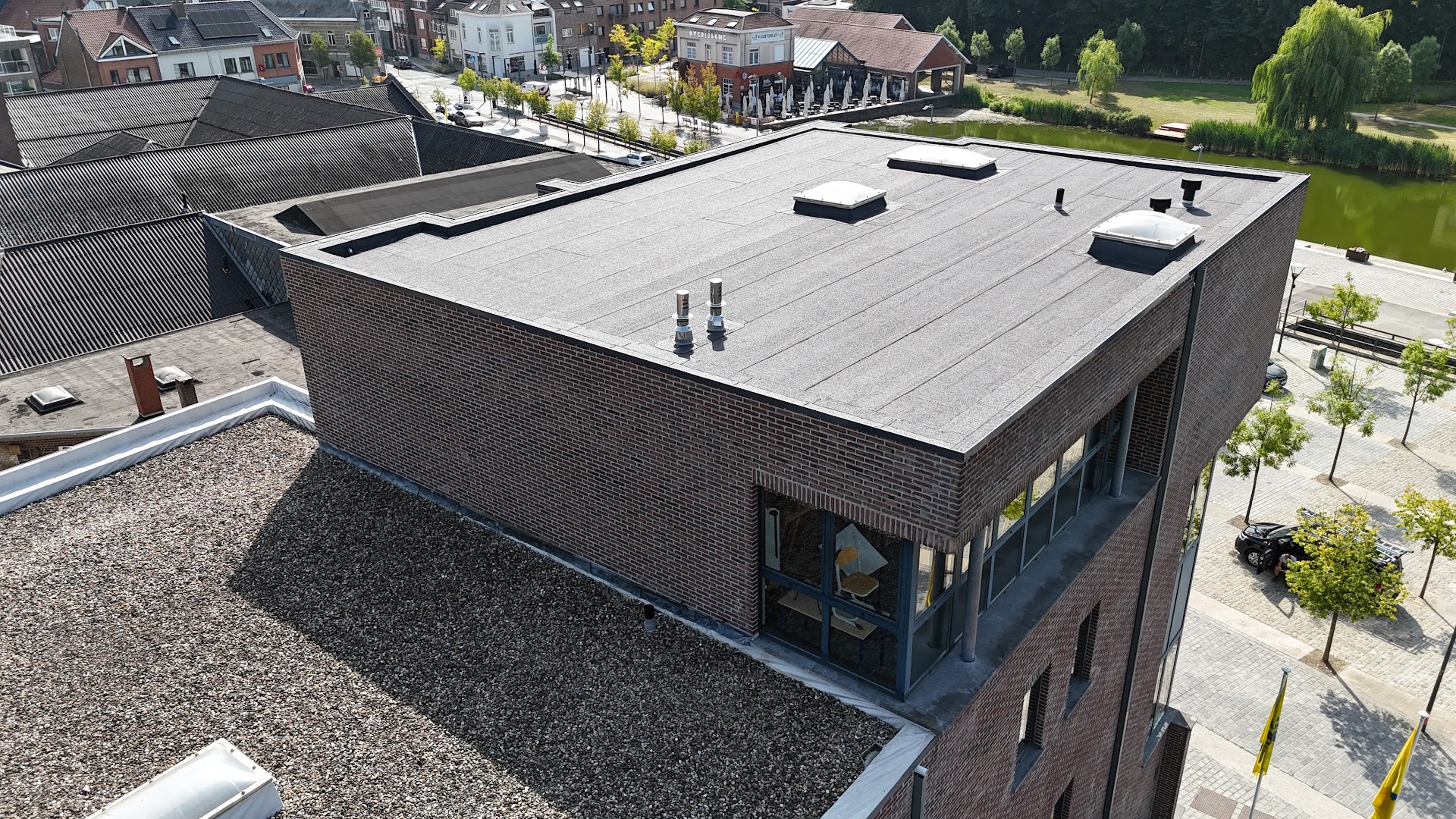 Foto van Limburgse Industriële Dakwerken in Herk-de-Stad — Dakdekker (foto 2)