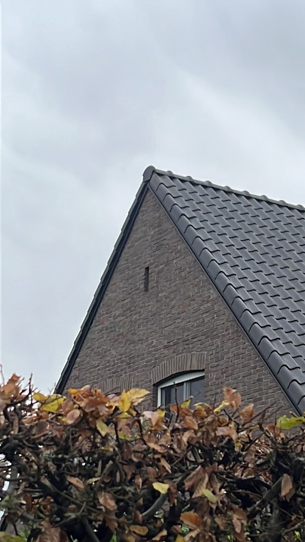 Foto van VFD Dakwerken | Pannendaken, leien daken, speciale dakconstructies | Gevelbekleding in Kortemark — Dakdekker (foto 2)