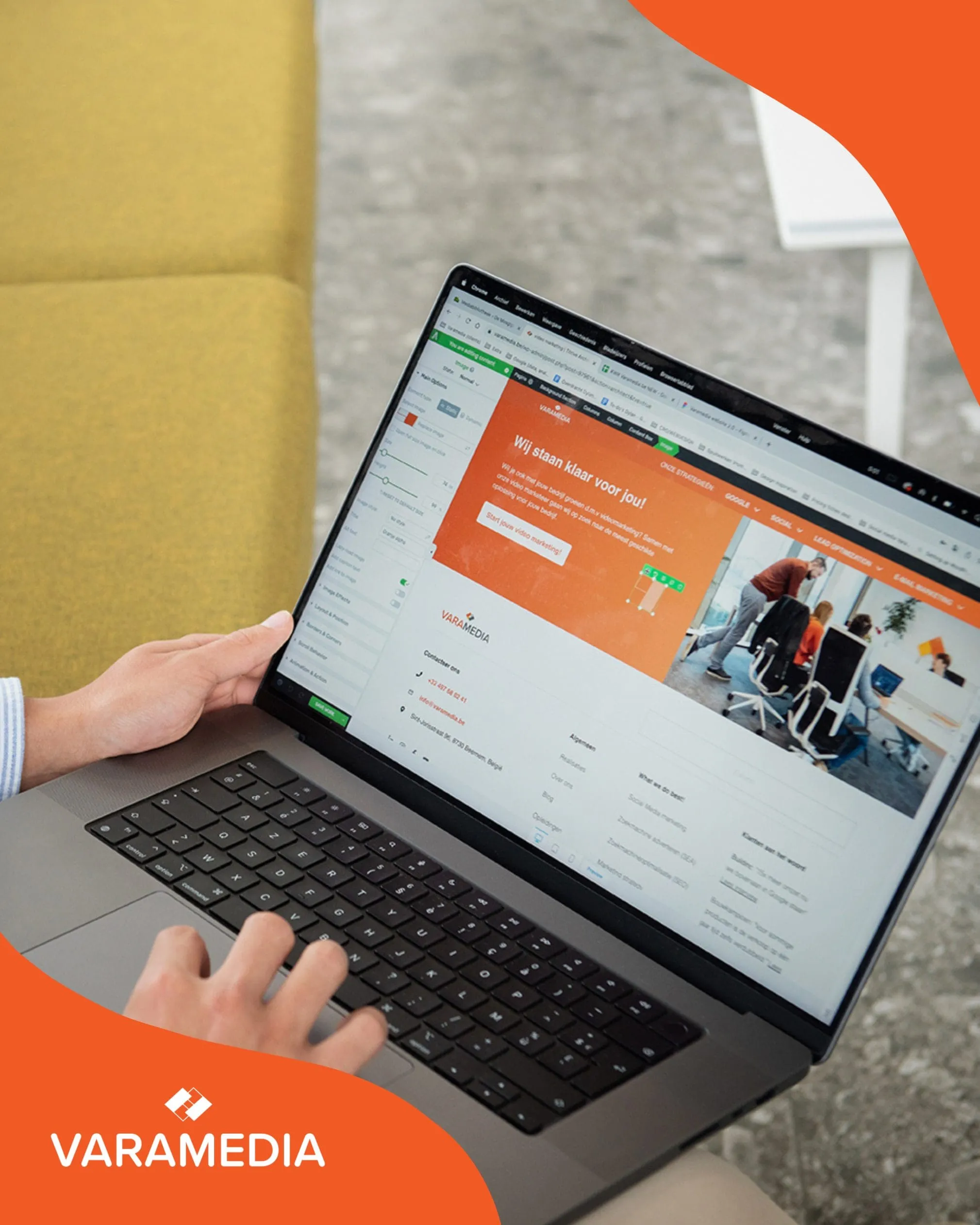 Persoon typt op laptop met Ubersuggest-website op het scherm