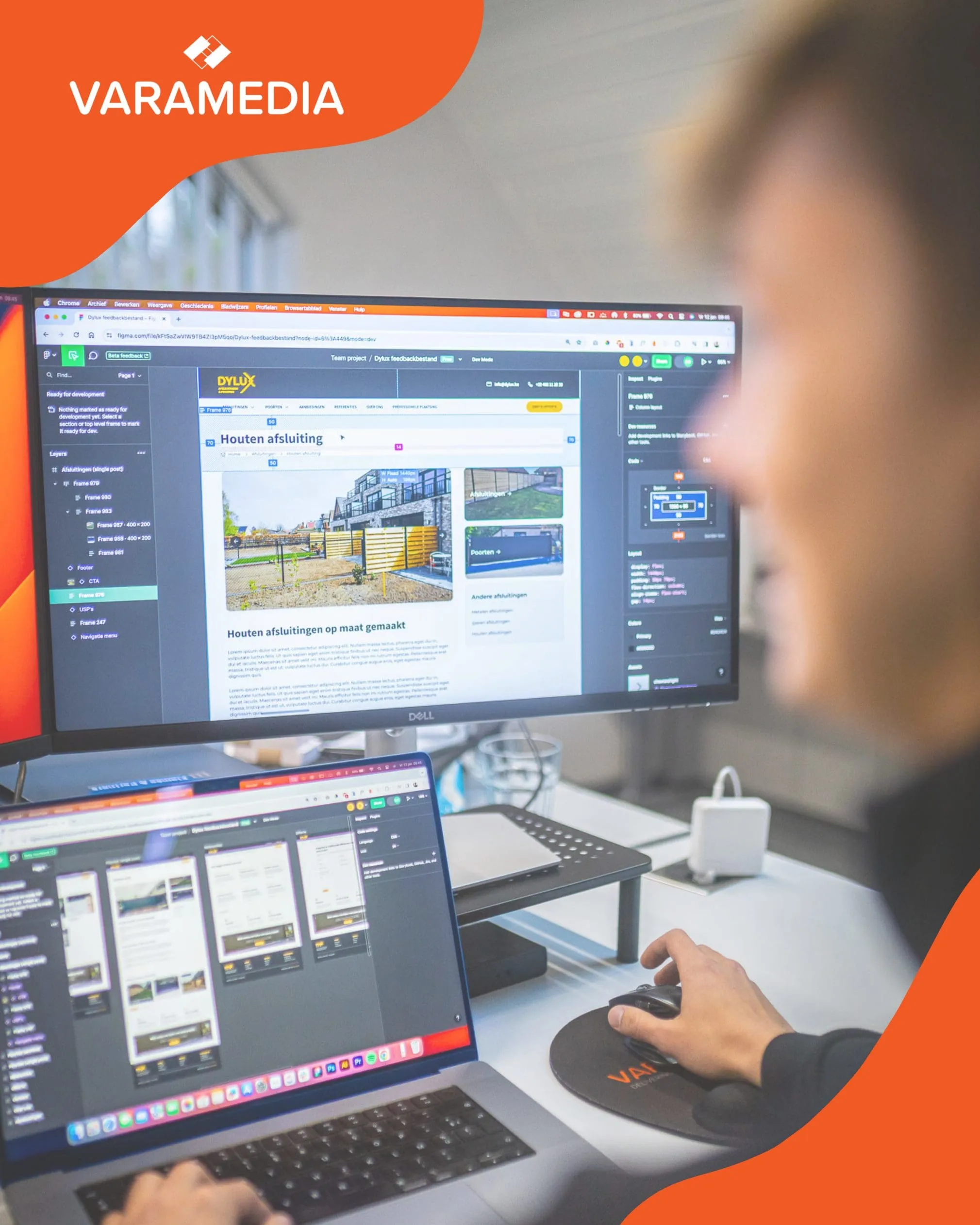 Medewerker werkt aan website-ontwerp op laptop en monitor