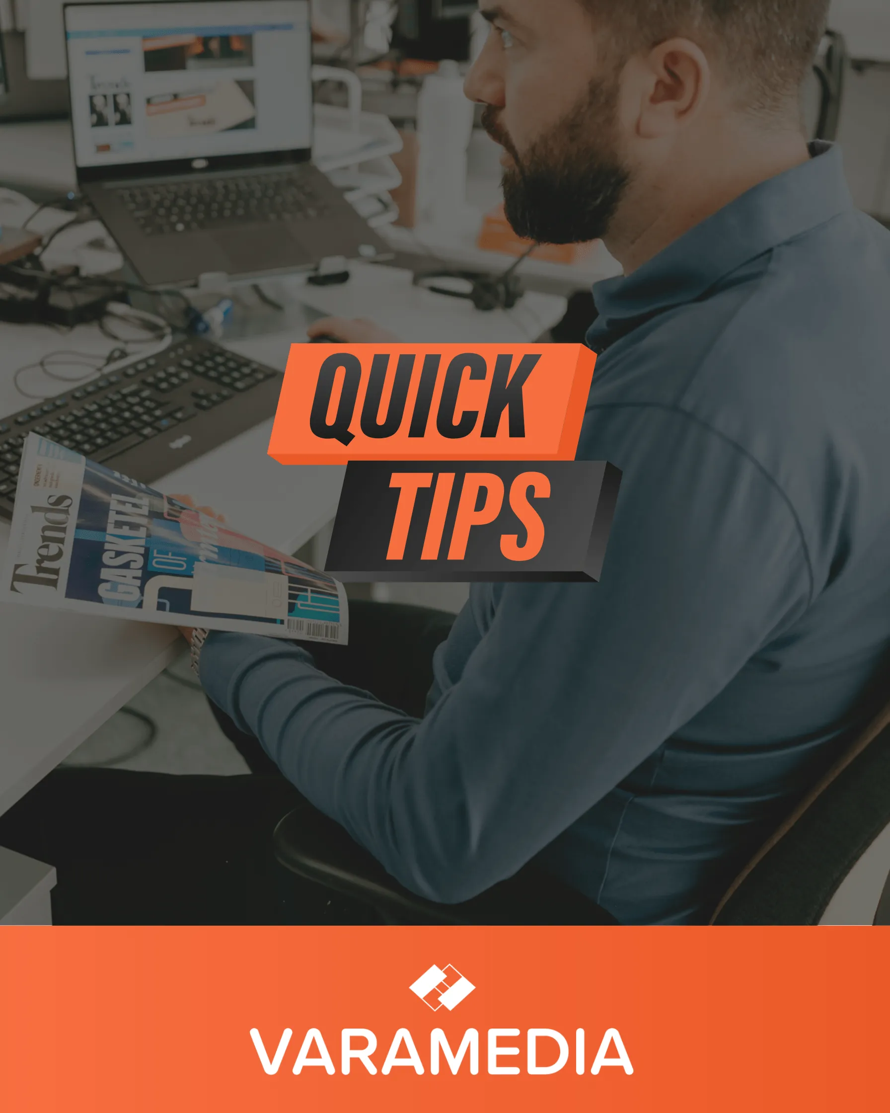 Man leest tijdschrift aan bureau met laptop, Quick Tips SEO