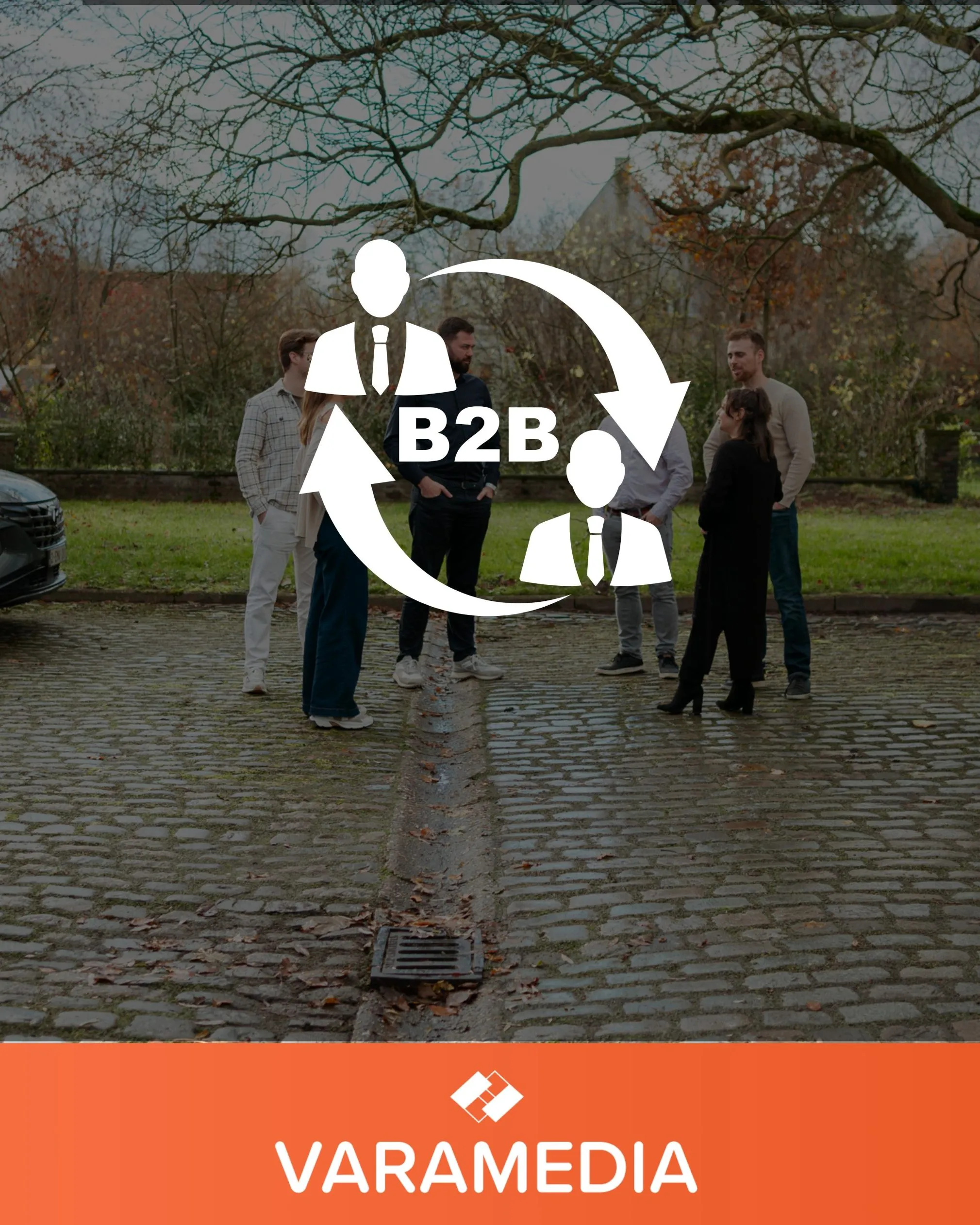 Groep mensen op straat met B2B-icoon en Varamedia-logo