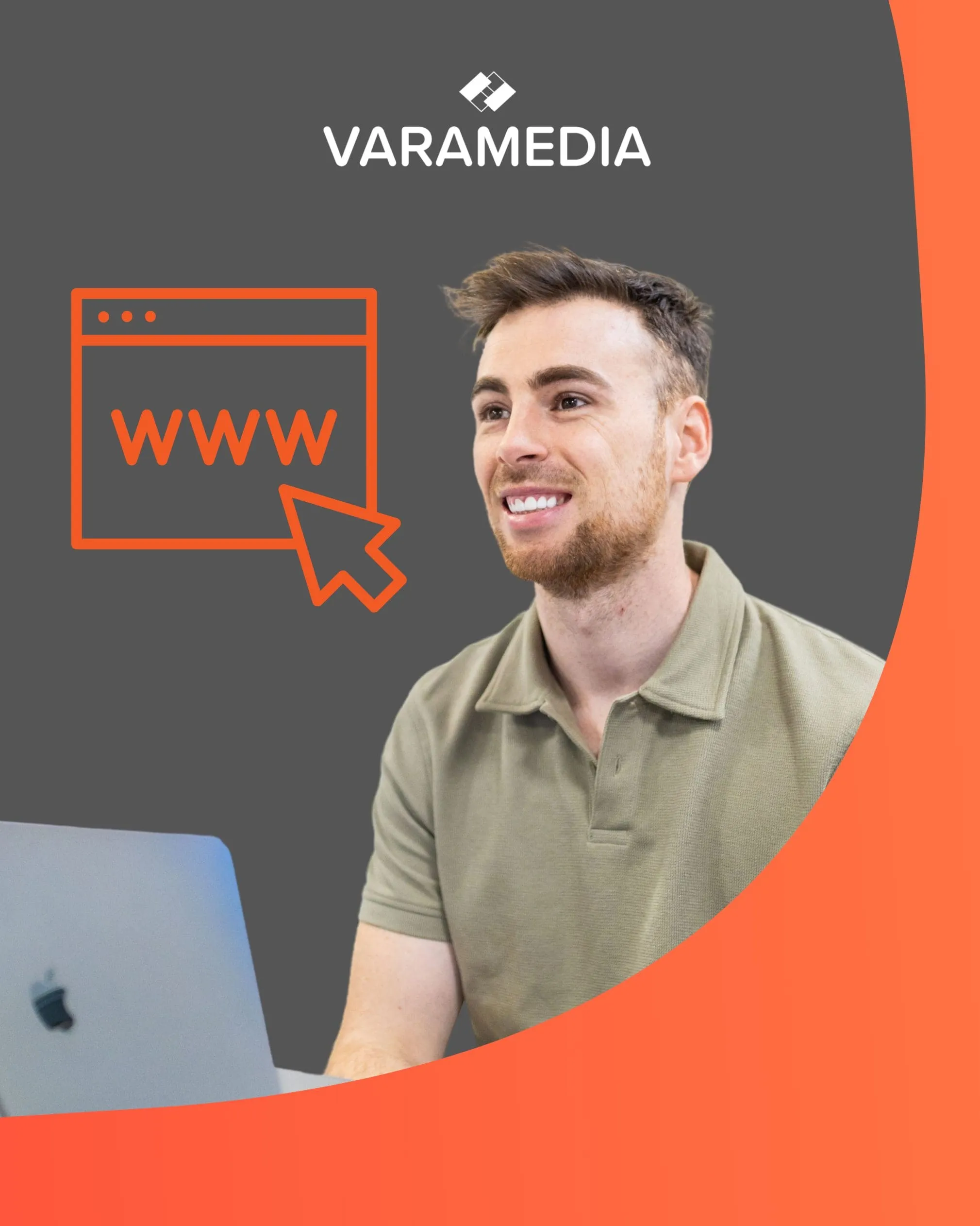 Lachende man achter laptop met Varamedia logo en www-icoon