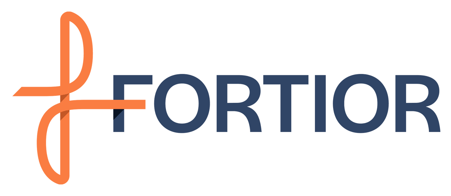Logo van Fortior in donkerblauw en oranje