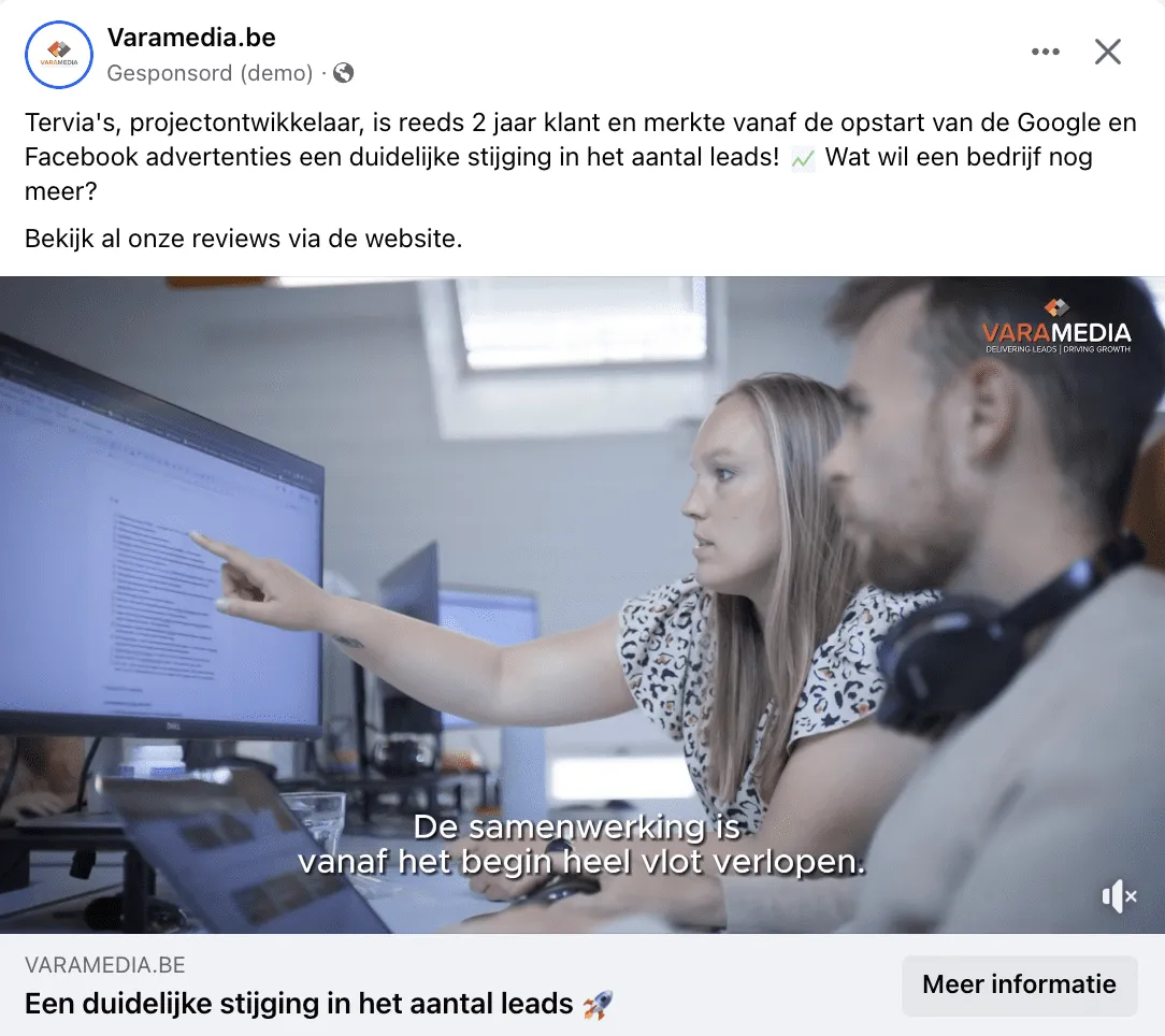 Twee collega's bekijken samen een computerscherm in een kantooromgeving