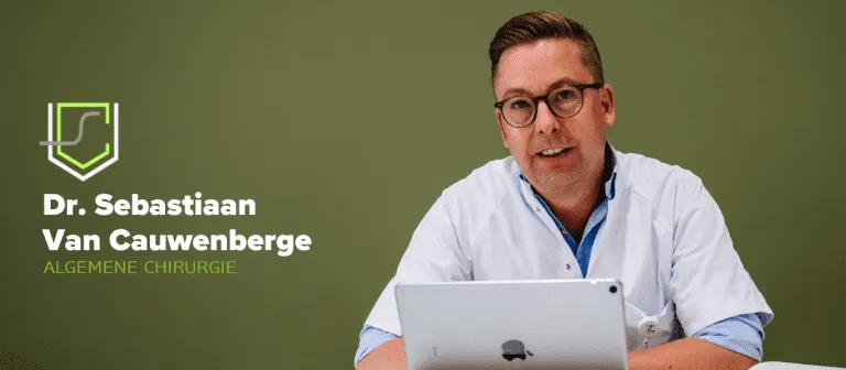 Dr. Sebastiaan Van Cauwenberge achter laptop met logo op groene achtergrond