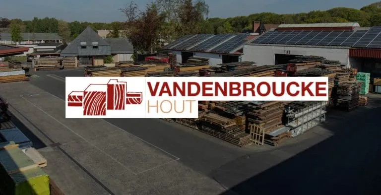 Luchtfoto van Vandenbroucke Hout bedrijfsterrein met houtopslag en logo