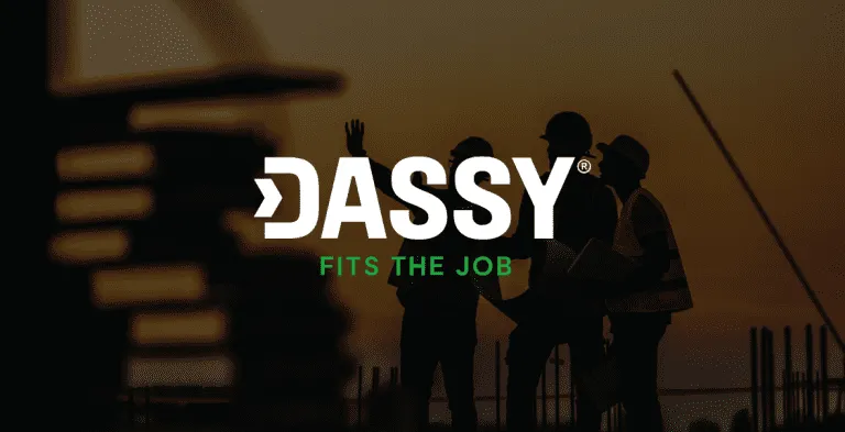 Dassy logo met bouwvakkers op een bouwplaats op de achtergrond