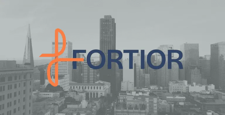 Fortior logo op grijze achtergrond met stadssilhouet