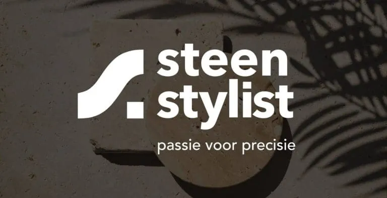 Logo van Steenstylist met slogan passie voor precisie op betonnen achtergrond