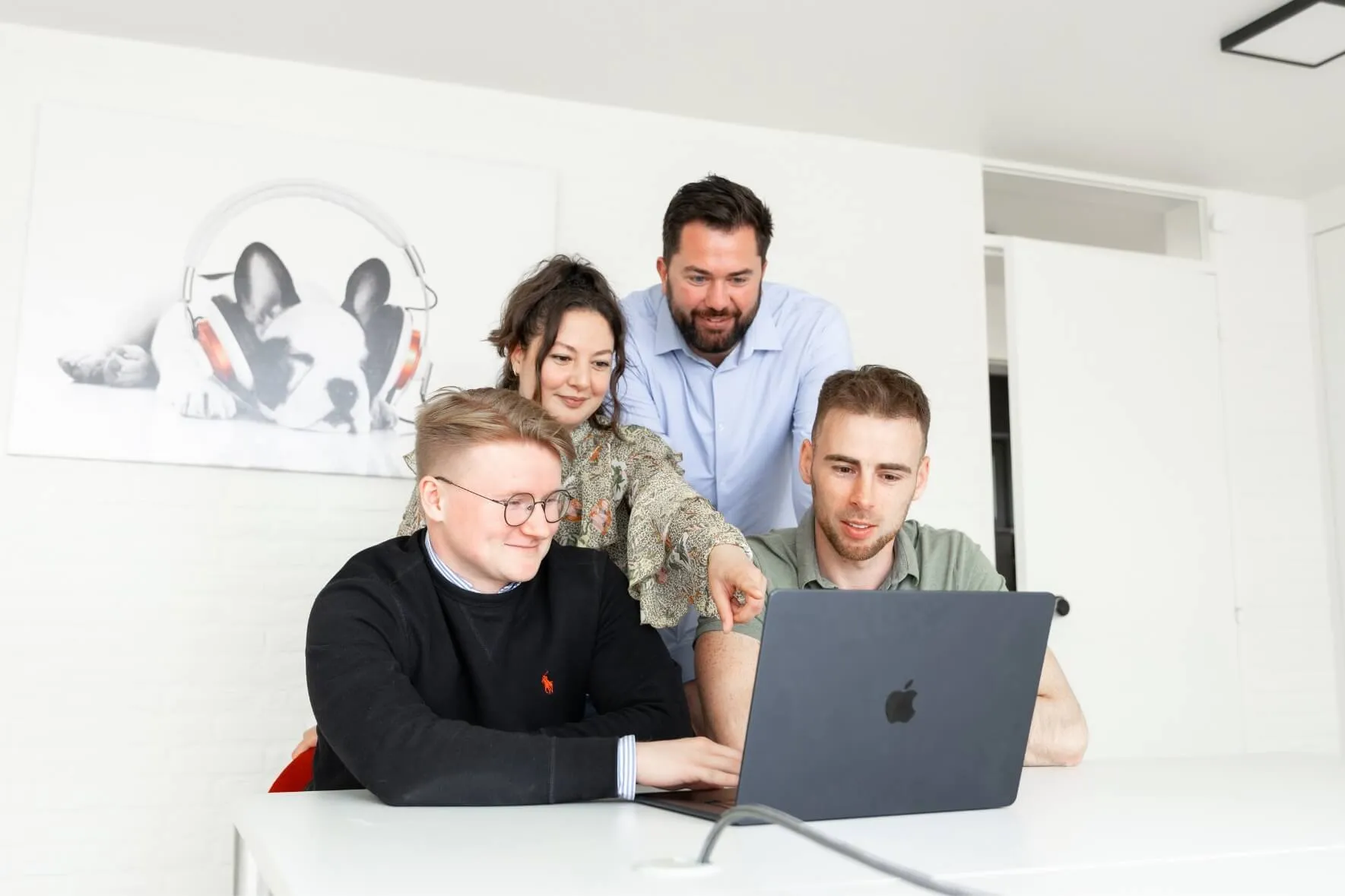 Teamfoto van het Varamedia marketingbureau met medewerkers die samen glimlachen en poseren | Varamedia
