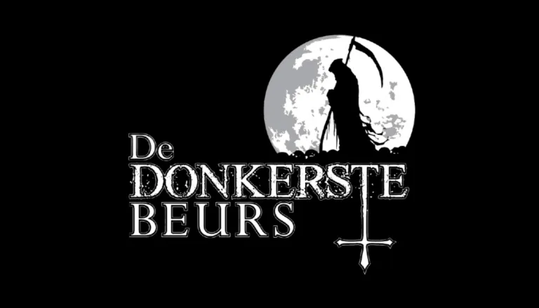 Logo van De Donkerste Beurs met maan, zeis en kruis op zwarte achtergrond