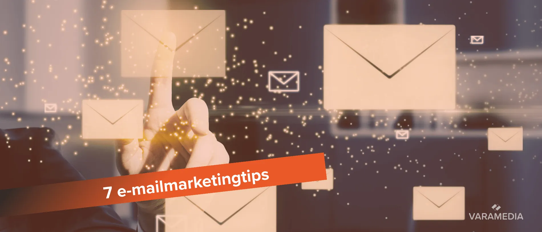 Hand reikt naar digitale e-mailpictogrammen met tekst 7 e-mailmarketingtips