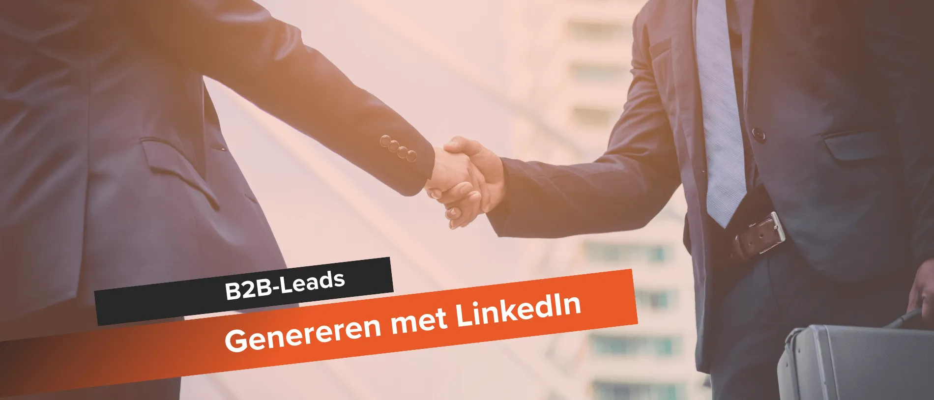 Twee zakenmensen schudden handen met tekst B2B-Leads genereren met LinkedIn