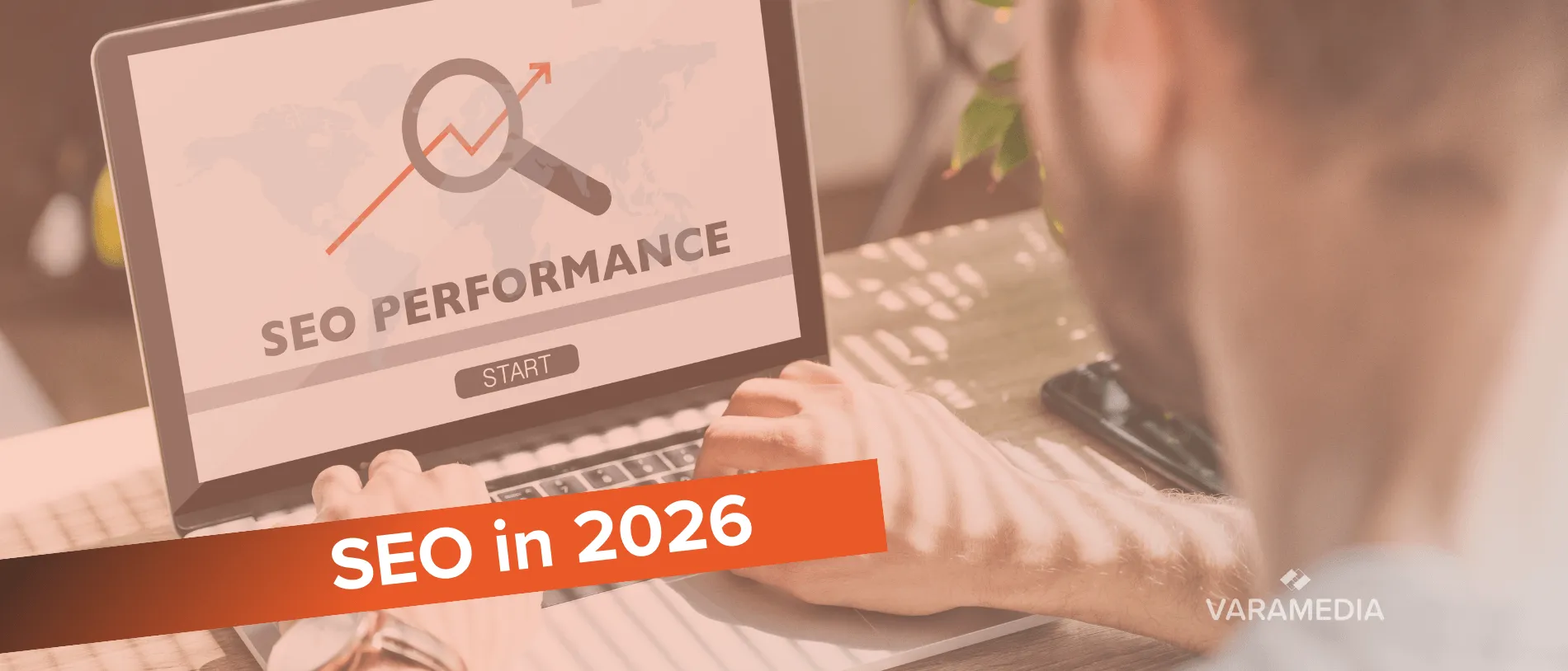 Vrouw bekijkt SEO performance dashboard op laptop, tekst SEO in 2026