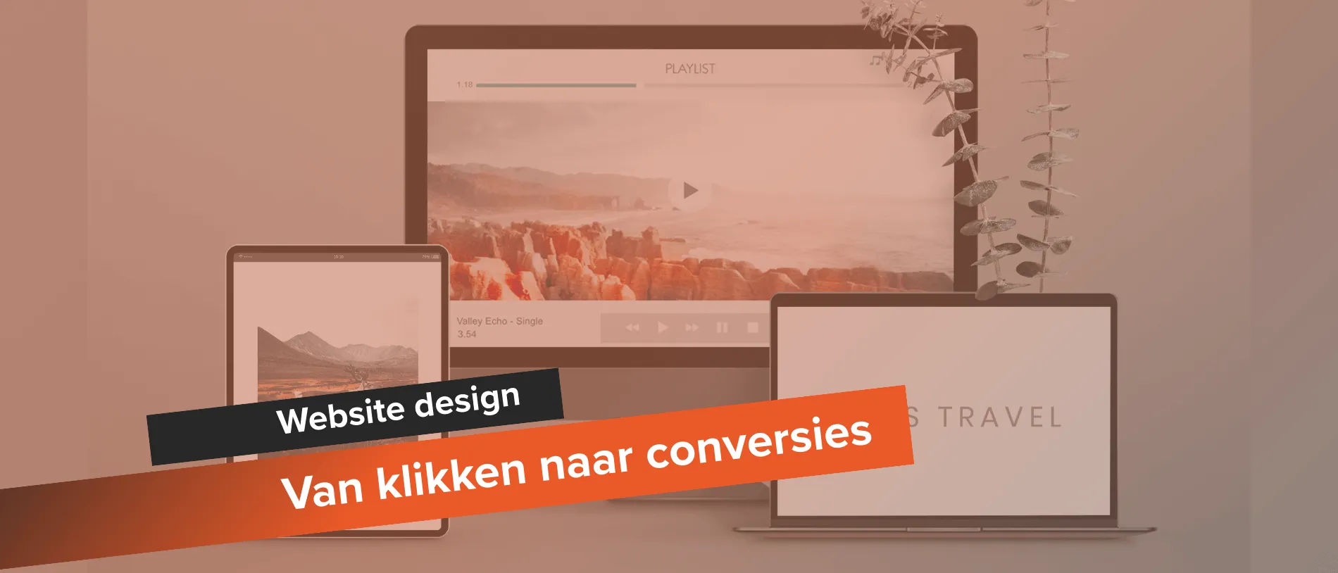 Laptop, tablet en telefoon met website design en travel thema