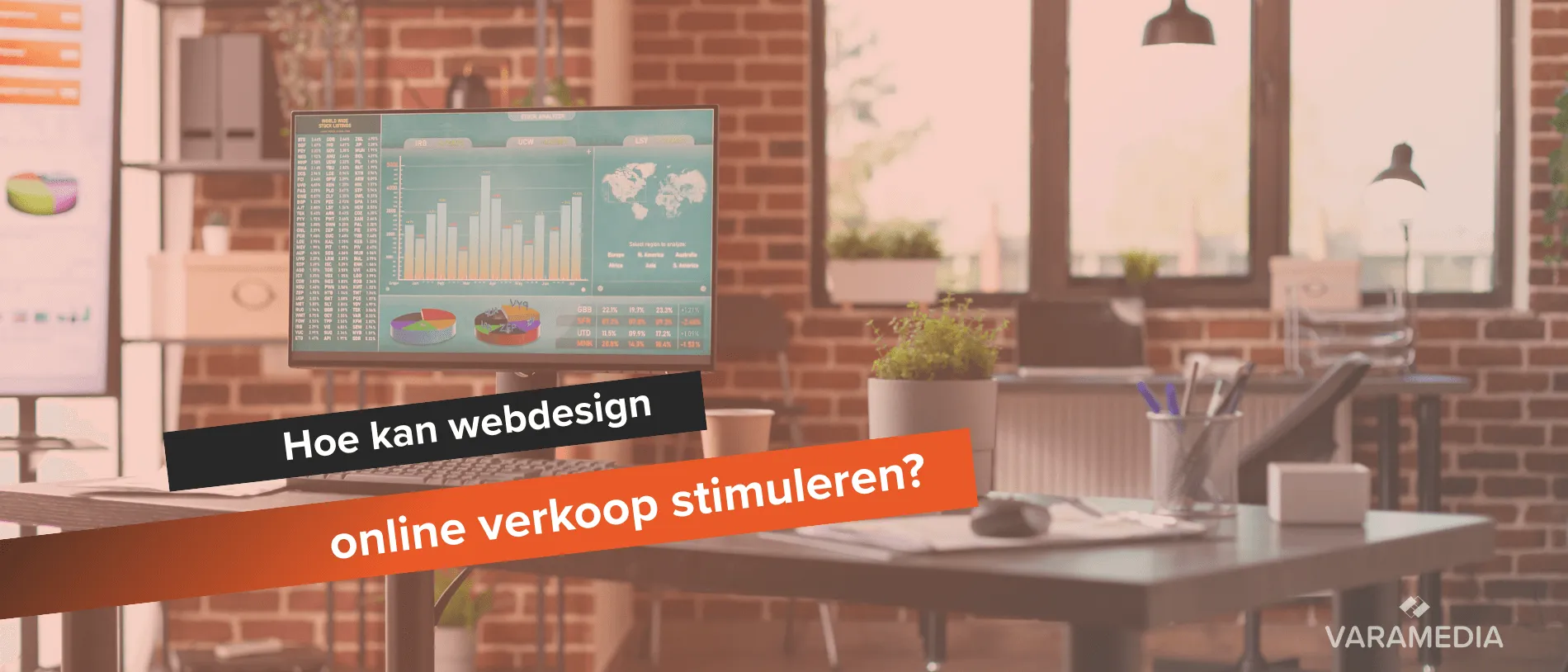 Desktopcomputer met grafieken in modern kantoor met bakstenen muur