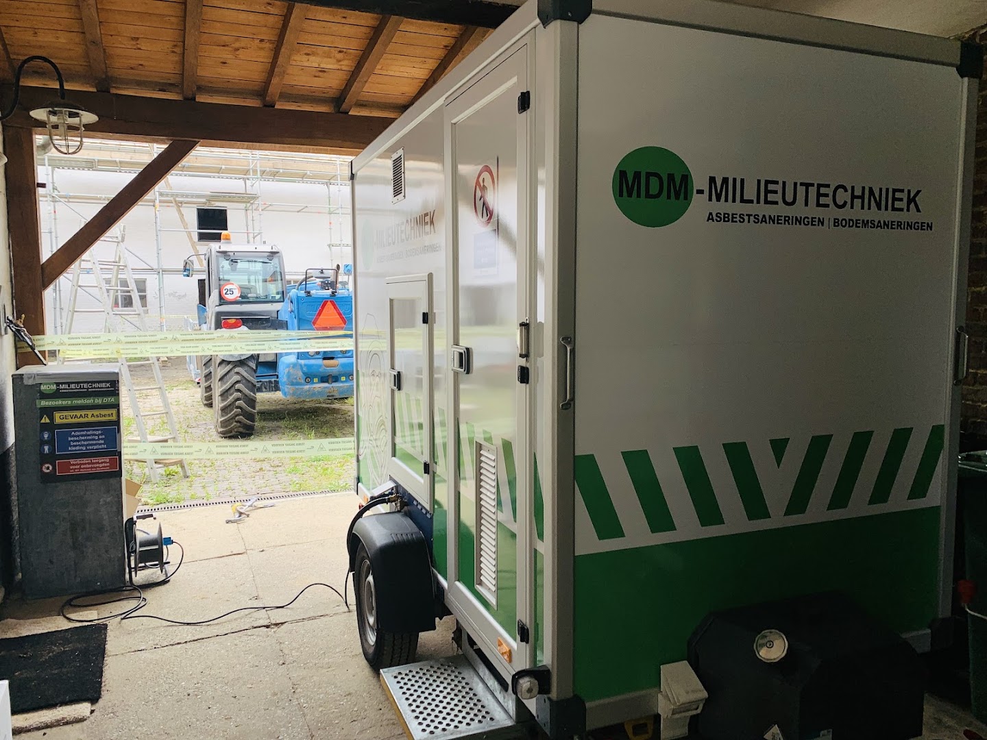 Foto van MDM Milieutechniek B.V. in Sittard — Asbestonderzoek (foto 1)