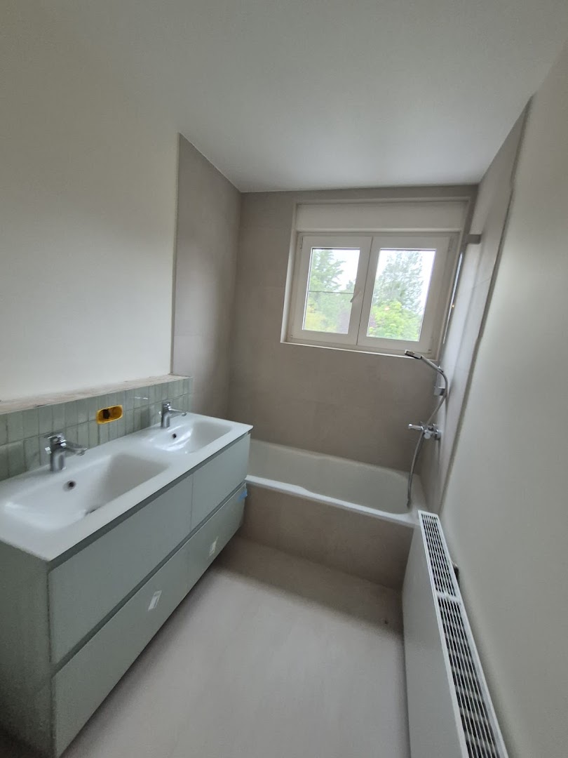 Foto van Totaalrenovatie George | Badkamerrenovatie, Dakwerken, Interieurafwerking, Schilderen & Isolatie in Gent, Bouwbedrijf (foto 2)