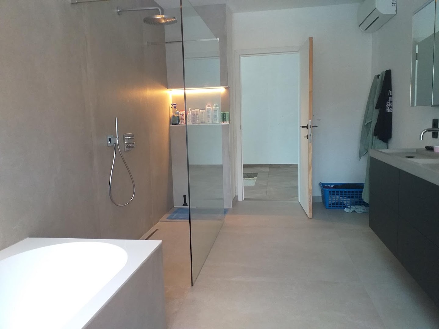 Foto van BADKAMERRENOVATIE VAN HOOF ANTWERPEN in Zoersel, Badkamerinstallateur Foto van BADKAMERRENOVATIE VAN HOOF ANTWERPEN in Zoersel, Badkamerinstallateur