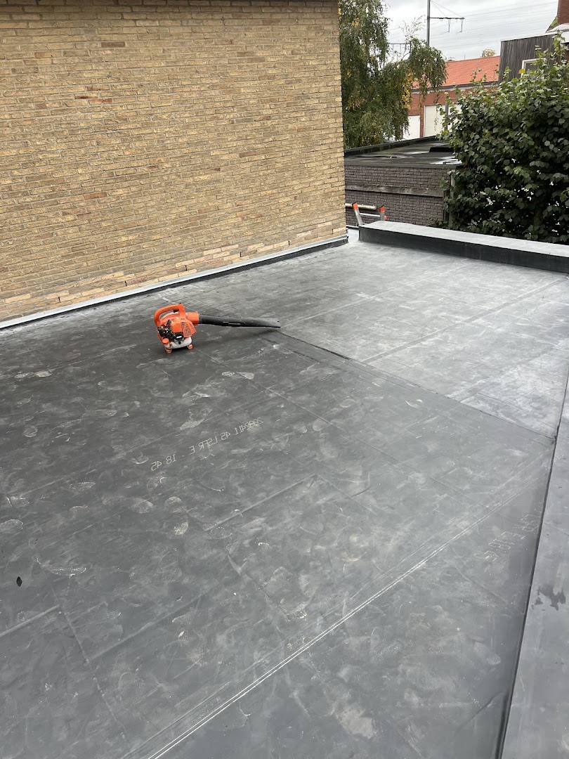 Foto van Dakwerken NH Construct BV in Oostkamp, Dakdekker (foto 2)