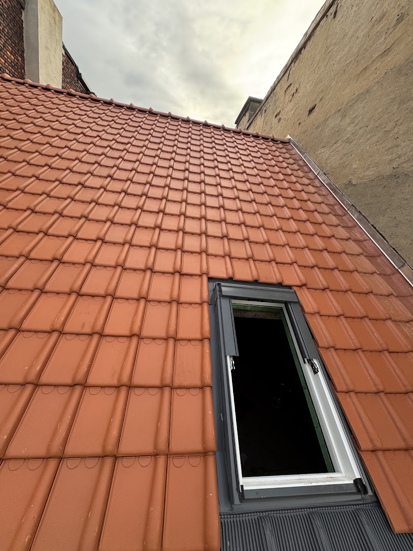 Foto van A.R.W. Construction | Dak- & Gevelwerken in Ranst, Dakdekker (foto 3)